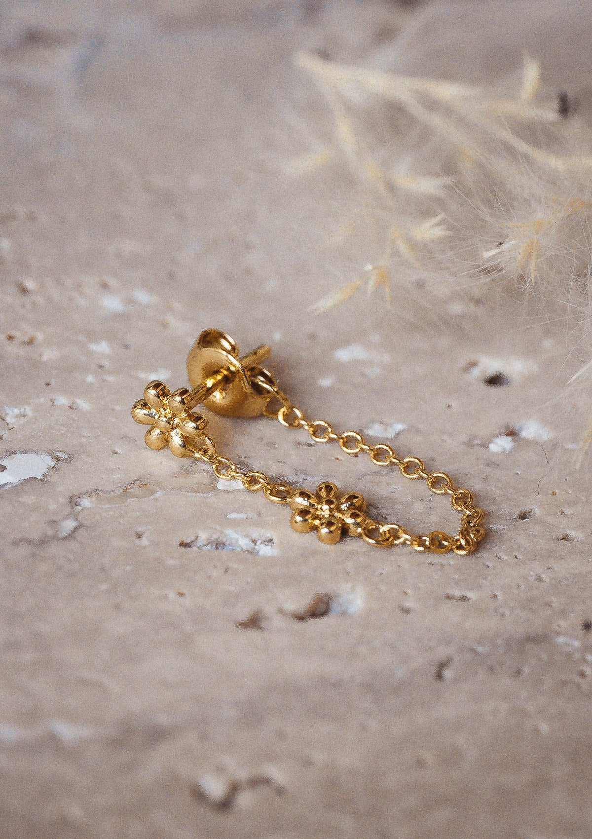 Boucles d’oreilles à clous avec fleurs délicates et chaînes pendantes